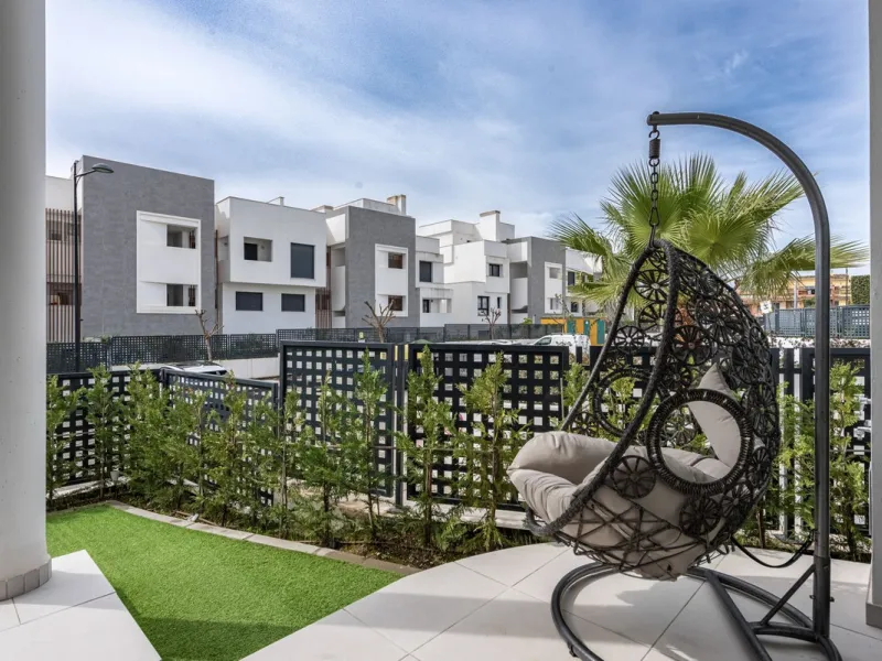 Welcome to this exclusive and newly built townhouse located in the sought-after Bel-Air, Estepona – a gem on the famous New Golden Mile. Here you will find the perfect combination of modern design, luxurious materials and unbeatable outdoor spaces.