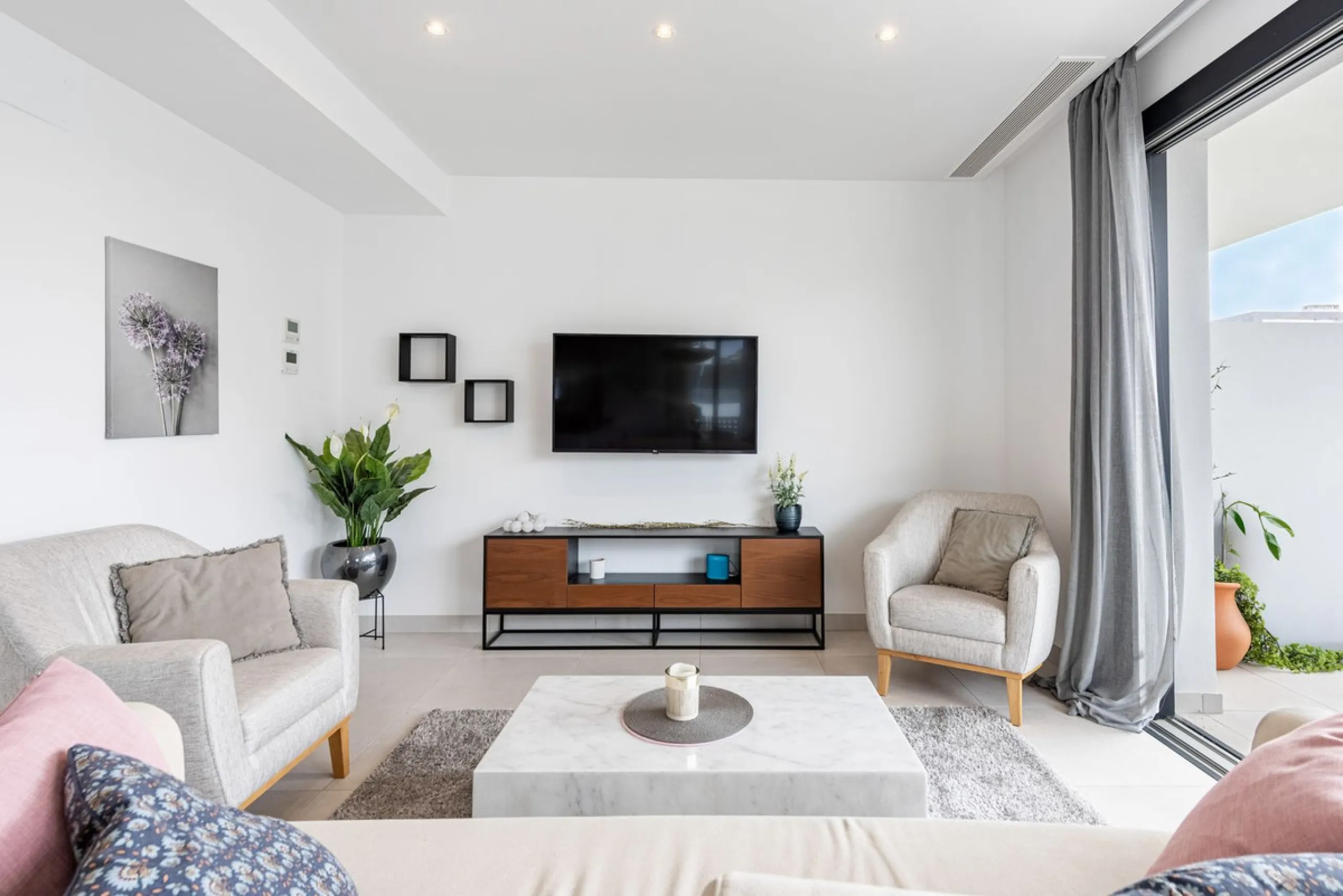 Welcome to this exclusive and newly built townhouse located in the sought-after Bel-Air, Estepona – a gem on the famous New Golden Mile. Here you will find the perfect combination of modern design, luxurious materials and unbeatable outdoor spaces.