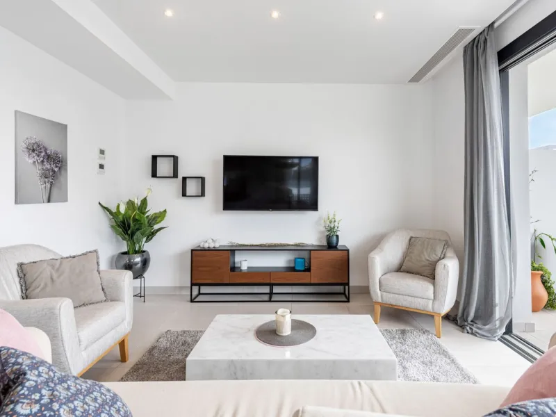 Welcome to this exclusive and newly built townhouse located in the sought-after Bel-Air, Estepona – a gem on the famous New Golden Mile. Here you will find the perfect combination of modern design, luxurious materials and unbeatable outdoor spaces.