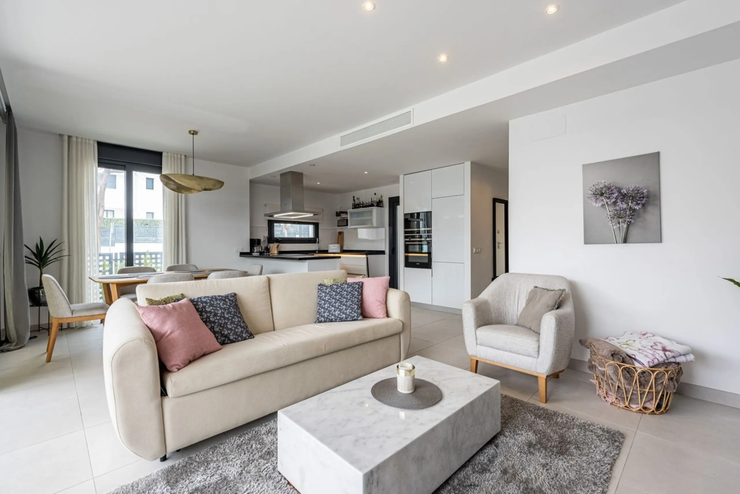 Welcome to this exclusive and newly built townhouse located in the sought-after Bel-Air, Estepona – a gem on the famous New Golden Mile. Here you will find the perfect combination of modern design, luxurious materials and unbeatable outdoor spaces.