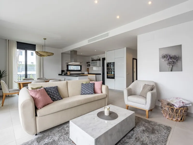 Welcome to this exclusive and newly built townhouse located in the sought-after Bel-Air, Estepona – a gem on the famous New Golden Mile. Here you will find the perfect combination of modern design, luxurious materials and unbeatable outdoor spaces.