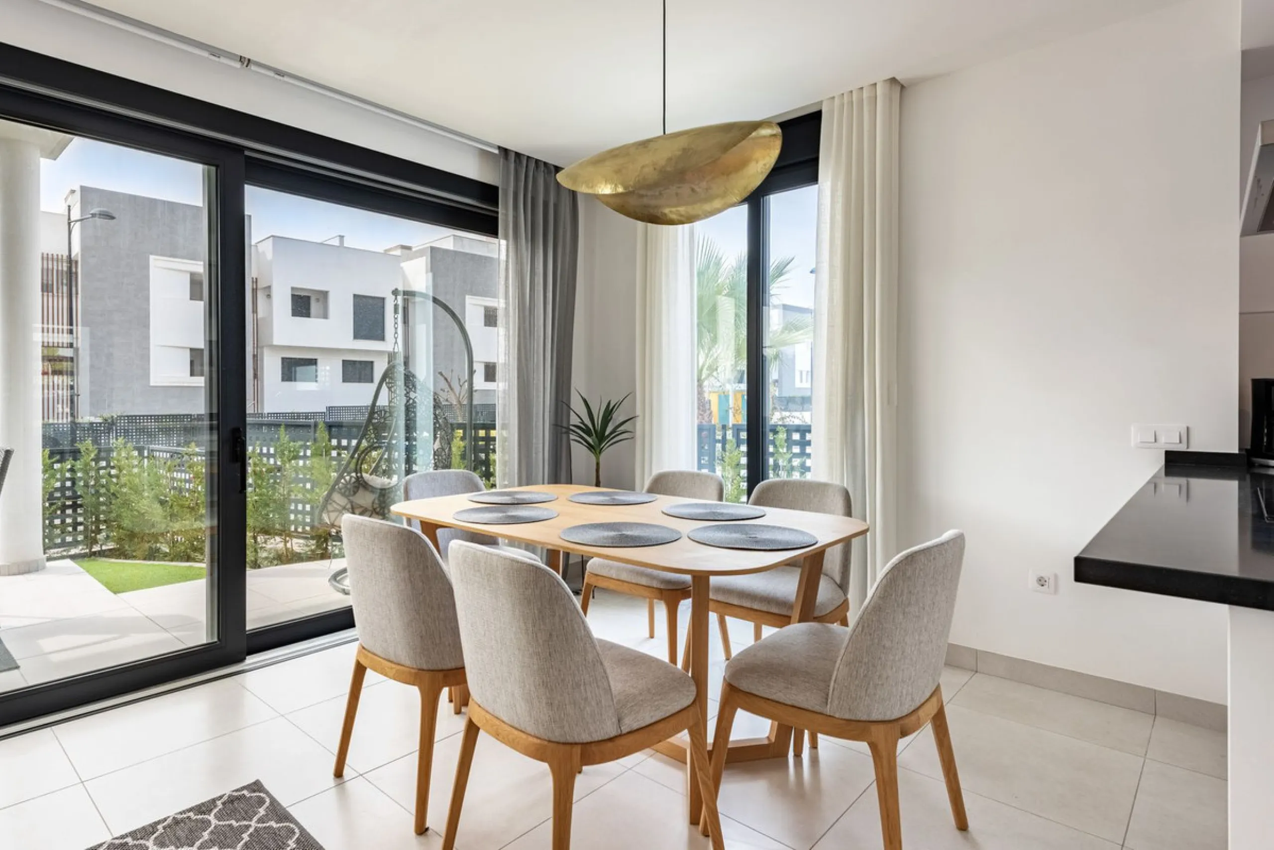 Welcome to this exclusive and newly built townhouse located in the sought-after Bel-Air, Estepona – a gem on the famous New Golden Mile. Here you will find the perfect combination of modern design, luxurious materials and unbeatable outdoor spaces.