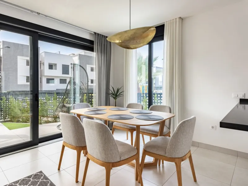 Welcome to this exclusive and newly built townhouse located in the sought-after Bel-Air, Estepona – a gem on the famous New Golden Mile. Here you will find the perfect combination of modern design, luxurious materials and unbeatable outdoor spaces.