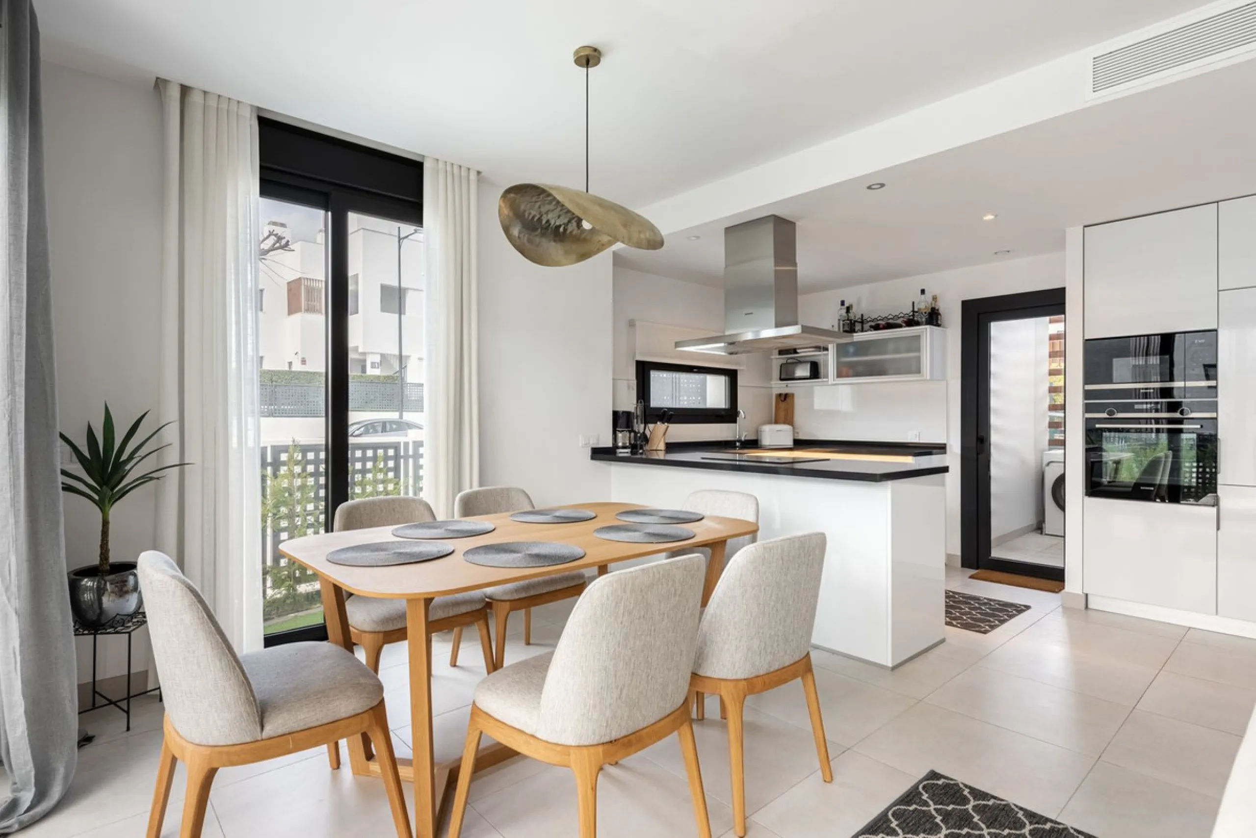 Welcome to this exclusive and newly built townhouse located in the sought-after Bel-Air, Estepona – a gem on the famous New Golden Mile. Here you will find the perfect combination of modern design, luxurious materials and unbeatable outdoor spaces.