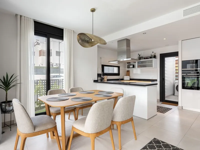 Welcome to this exclusive and newly built townhouse located in the sought-after Bel-Air, Estepona – a gem on the famous New Golden Mile. Here you will find the perfect combination of modern design, luxurious materials and unbeatable outdoor spaces.