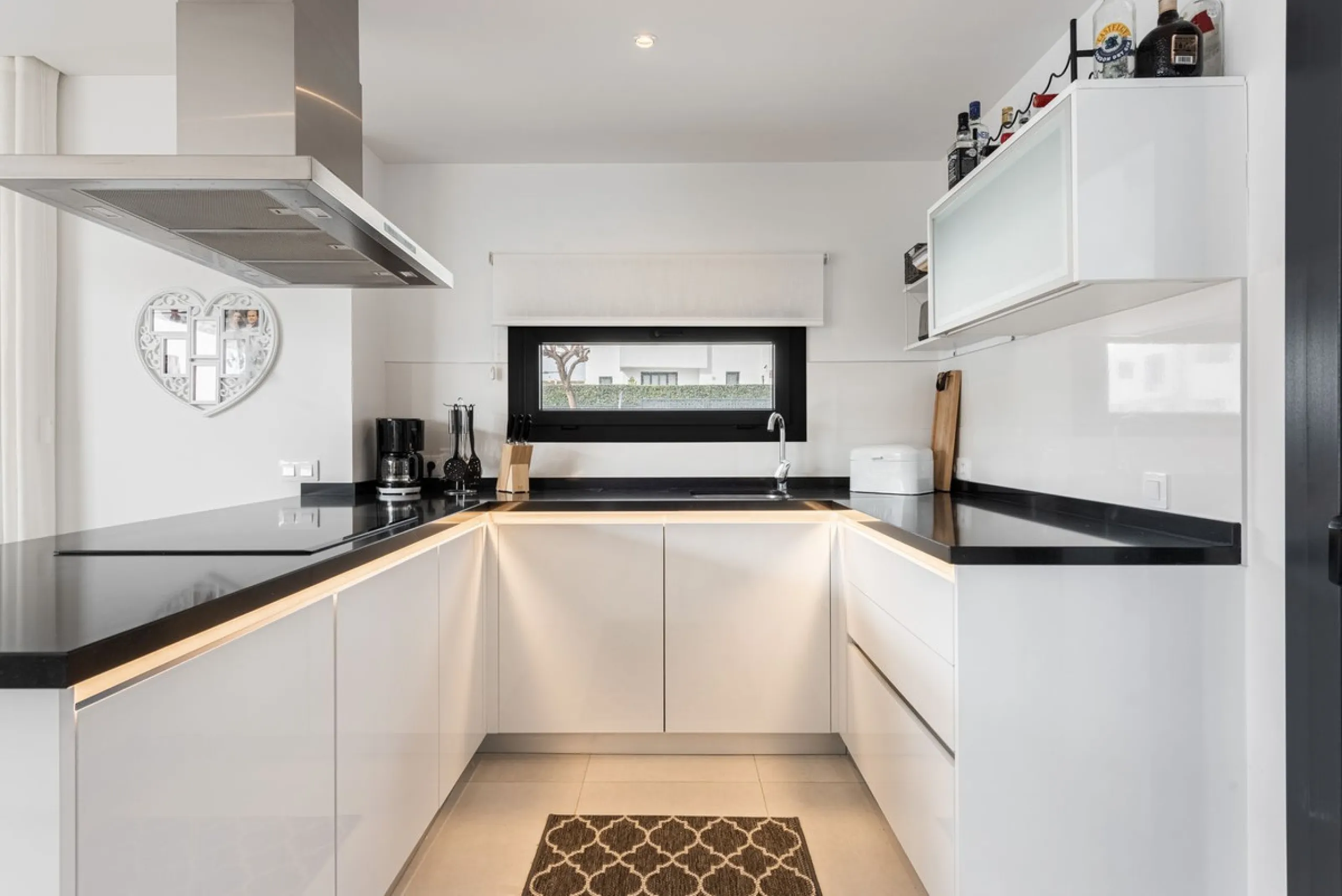 Welcome to this exclusive and newly built townhouse located in the sought-after Bel-Air, Estepona – a gem on the famous New Golden Mile. Here you will find the perfect combination of modern design, luxurious materials and unbeatable outdoor spaces.