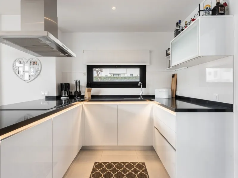 Welcome to this exclusive and newly built townhouse located in the sought-after Bel-Air, Estepona – a gem on the famous New Golden Mile. Here you will find the perfect combination of modern design, luxurious materials and unbeatable outdoor spaces.