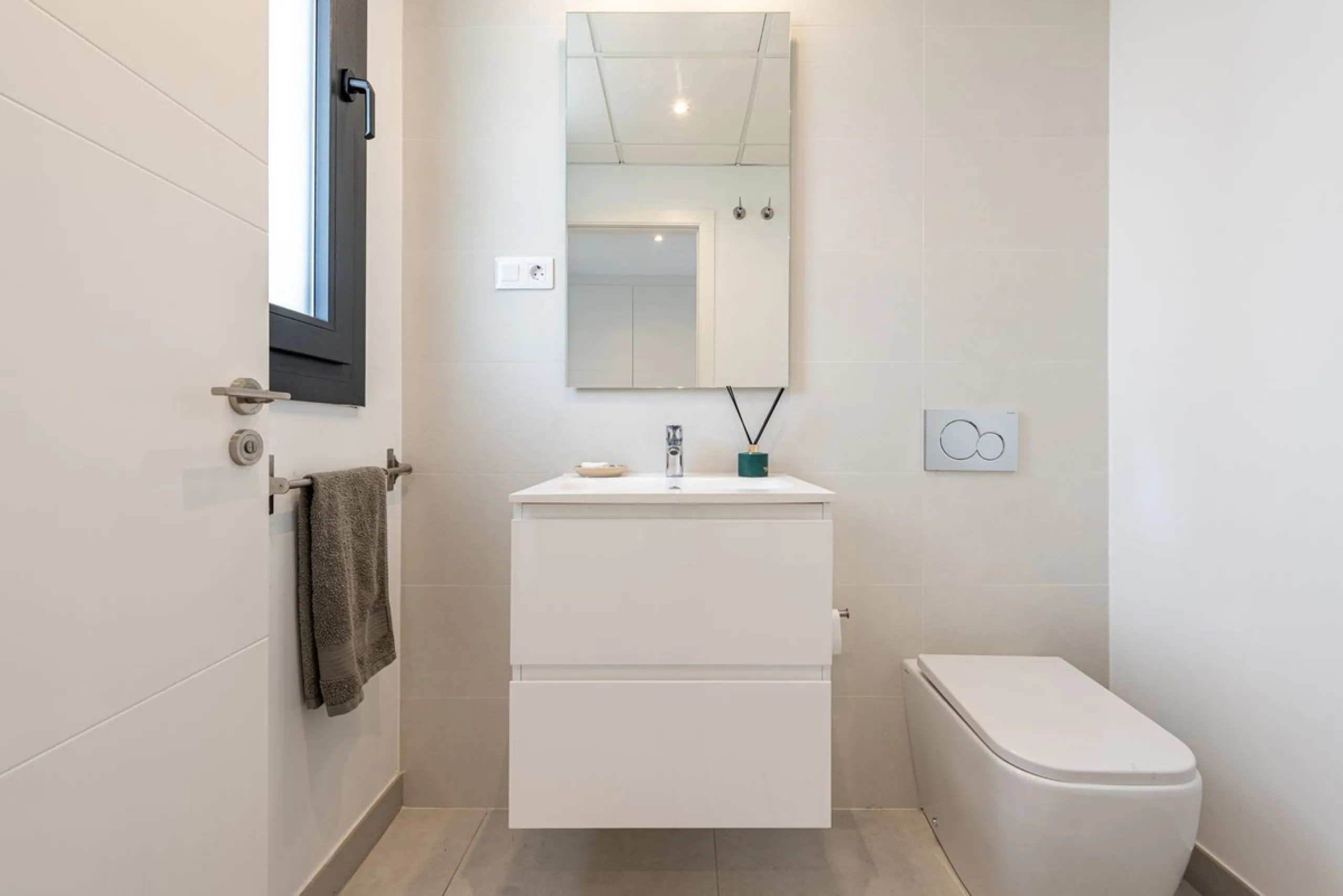 Welcome to this exclusive and newly built townhouse located in the sought-after Bel-Air, Estepona – a gem on the famous New Golden Mile. Here you will find the perfect combination of modern design, luxurious materials and unbeatable outdoor spaces.