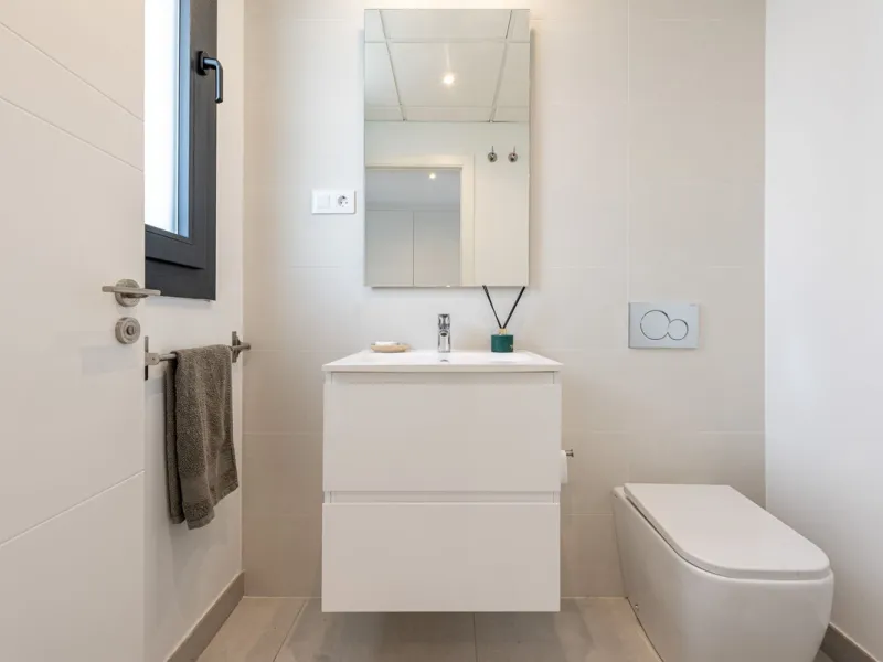 Welcome to this exclusive and newly built townhouse located in the sought-after Bel-Air, Estepona – a gem on the famous New Golden Mile. Here you will find the perfect combination of modern design, luxurious materials and unbeatable outdoor spaces.