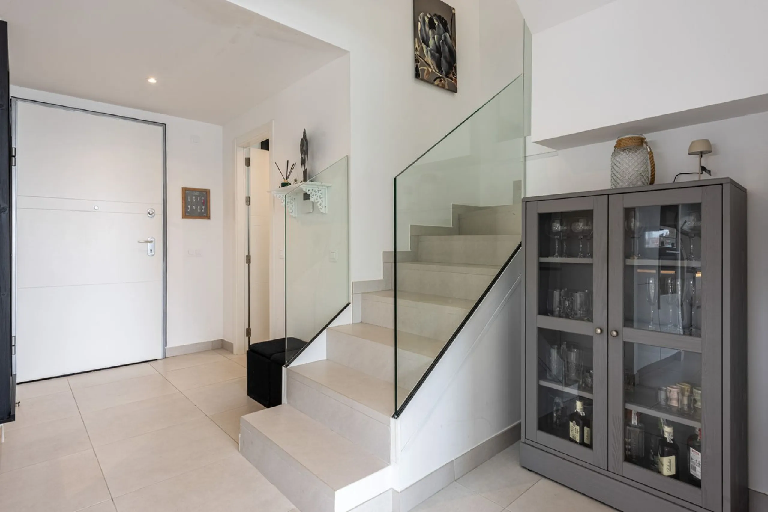 Welcome to this exclusive and newly built townhouse located in the sought-after Bel-Air, Estepona – a gem on the famous New Golden Mile. Here you will find the perfect combination of modern design, luxurious materials and unbeatable outdoor spaces.