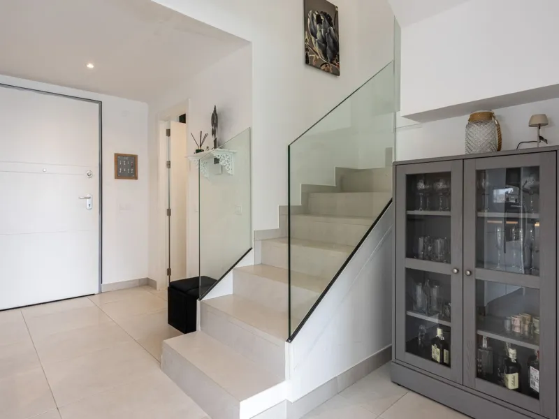 Welcome to this exclusive and newly built townhouse located in the sought-after Bel-Air, Estepona – a gem on the famous New Golden Mile. Here you will find the perfect combination of modern design, luxurious materials and unbeatable outdoor spaces.