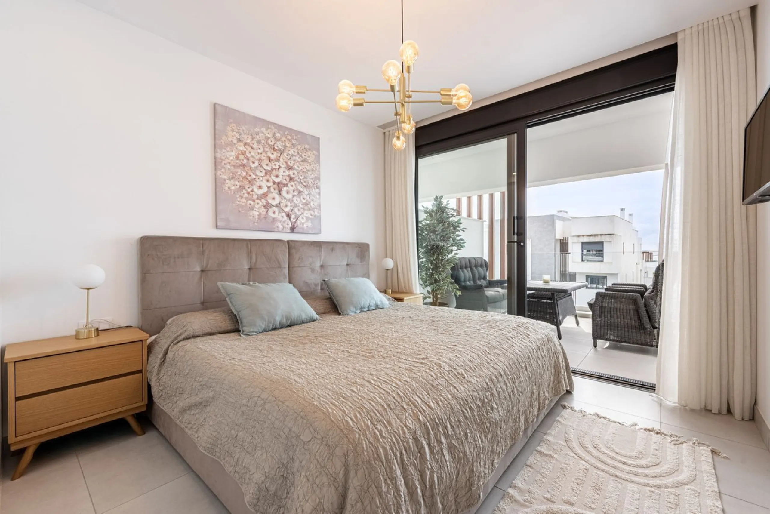 Welcome to this exclusive and newly built townhouse located in the sought-after Bel-Air, Estepona – a gem on the famous New Golden Mile. Here you will find the perfect combination of modern design, luxurious materials and unbeatable outdoor spaces.