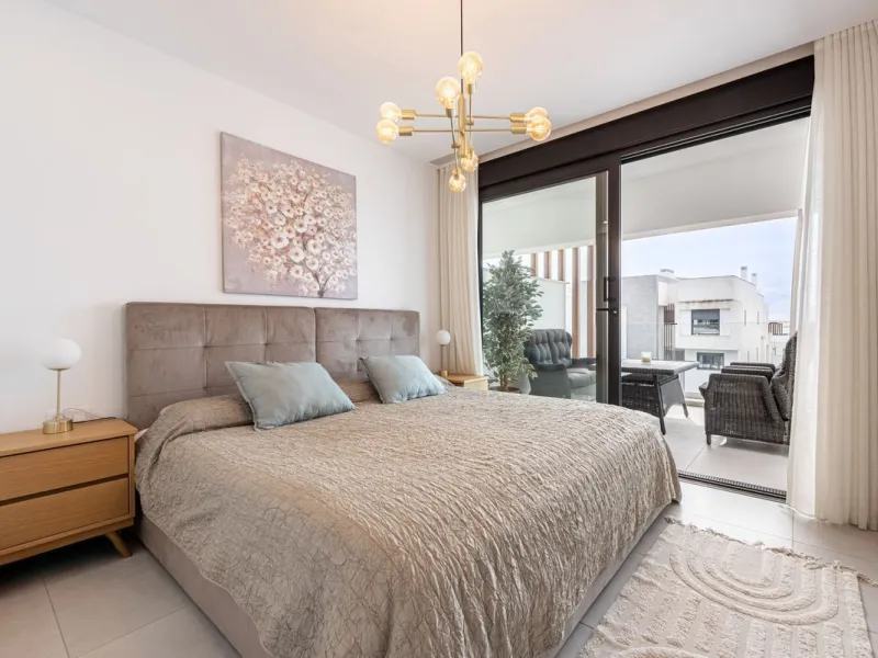 Welcome to this exclusive and newly built townhouse located in the sought-after Bel-Air, Estepona – a gem on the famous New Golden Mile. Here you will find the perfect combination of modern design, luxurious materials and unbeatable outdoor spaces.