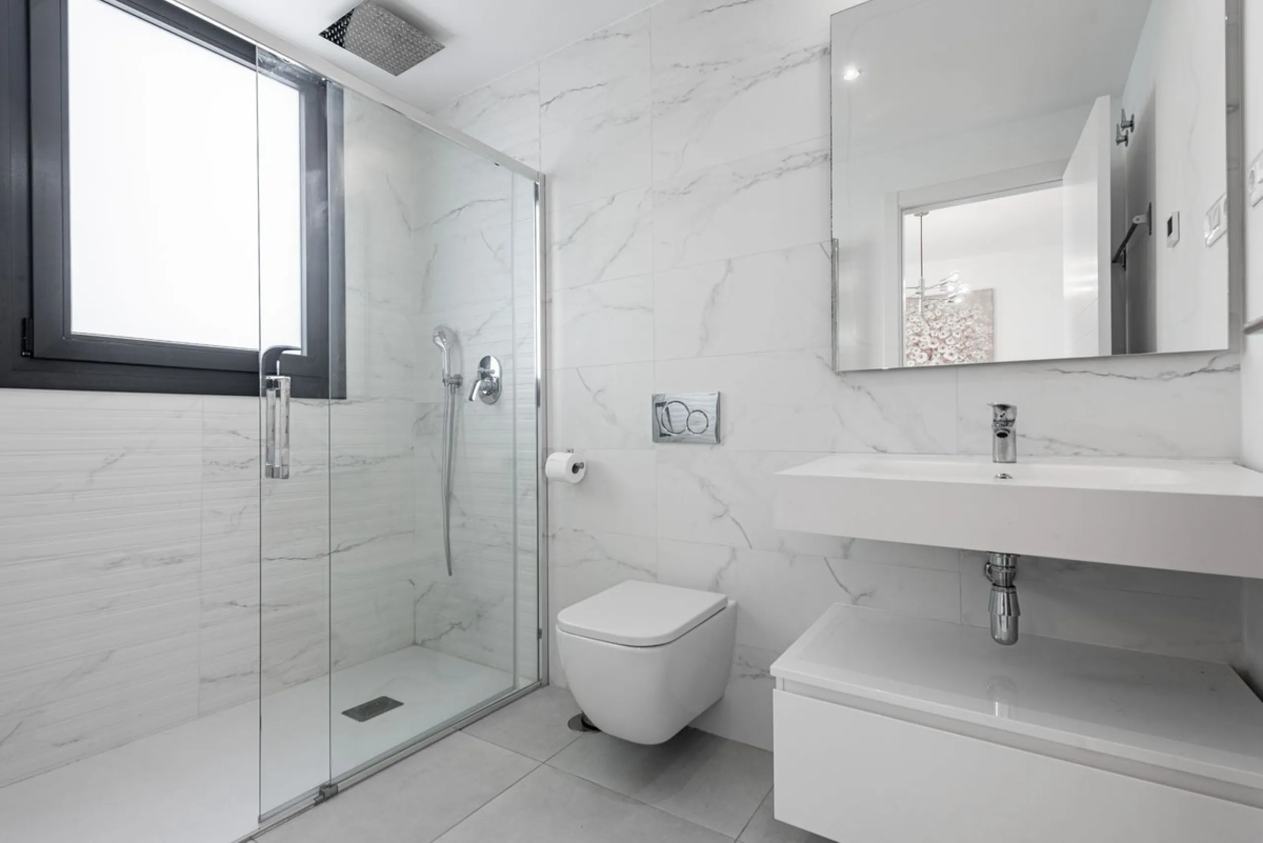 Welcome to this exclusive and newly built townhouse located in the sought-after Bel-Air, Estepona – a gem on the famous New Golden Mile. Here you will find the perfect combination of modern design, luxurious materials and unbeatable outdoor spaces.