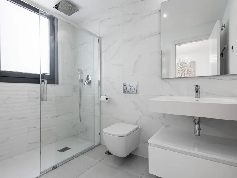 Welcome to this exclusive and newly built townhouse located in the sought-after Bel-Air, Estepona – a gem on the famous New Golden Mile. Here you will find the perfect combination of modern design, luxurious materials and unbeatable outdoor spaces.