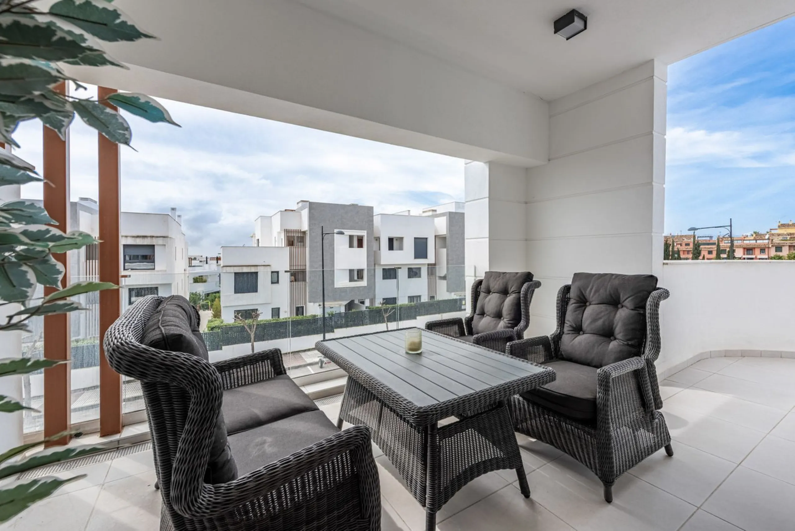 Welcome to this exclusive and newly built townhouse located in the sought-after Bel-Air, Estepona – a gem on the famous New Golden Mile. Here you will find the perfect combination of modern design, luxurious materials and unbeatable outdoor spaces.