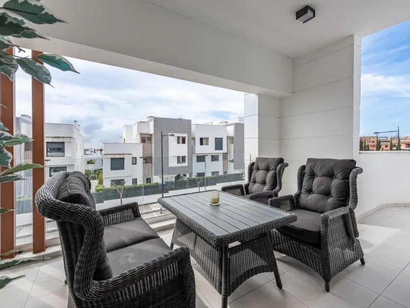 Welcome to this exclusive and newly built townhouse located in the sought-after Bel-Air, Estepona – a gem on the famous New Golden Mile. Here you will find the perfect combination of modern design, luxurious materials and unbeatable outdoor spaces.
