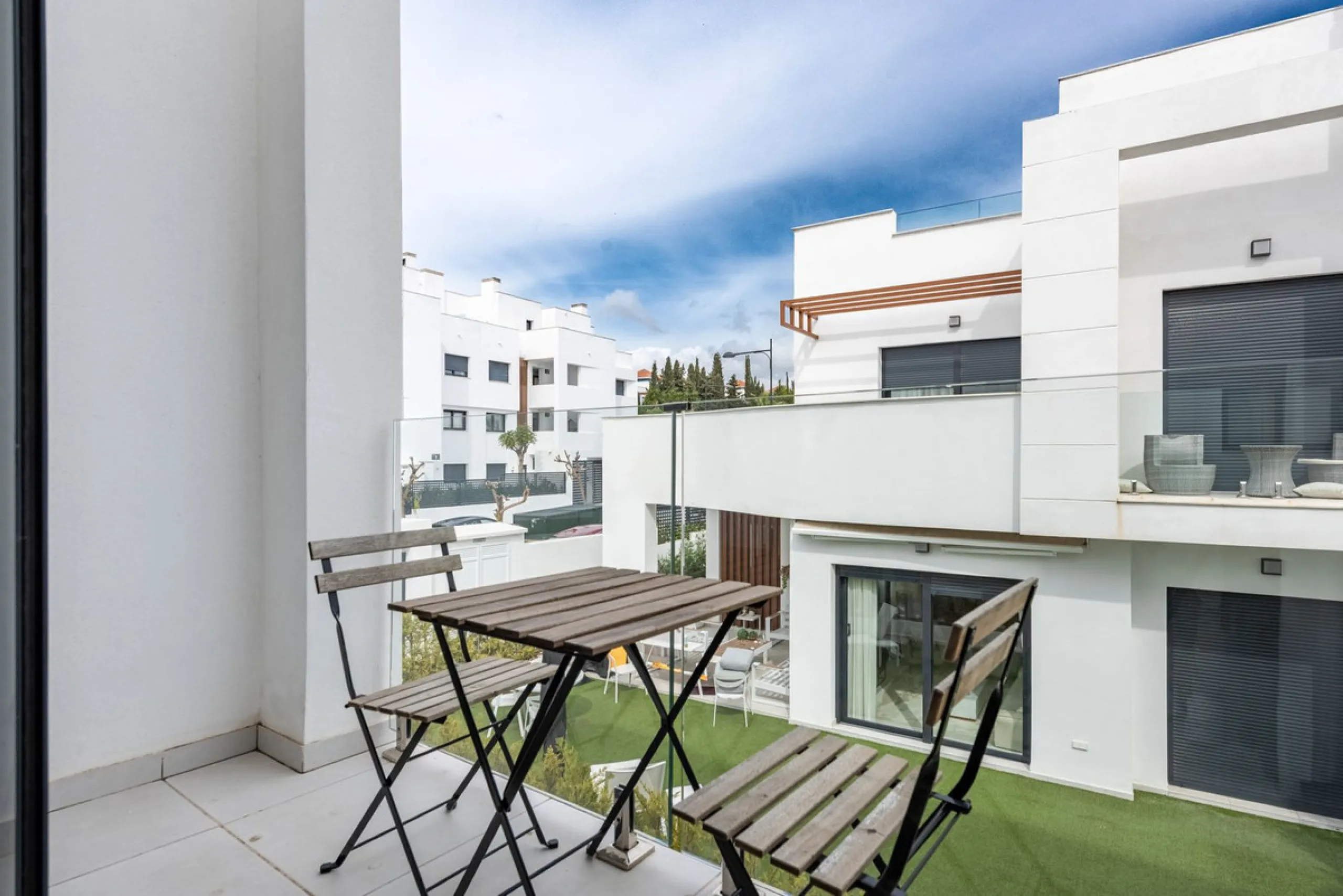 Welcome to this exclusive and newly built townhouse located in the sought-after Bel-Air, Estepona – a gem on the famous New Golden Mile. Here you will find the perfect combination of modern design, luxurious materials and unbeatable outdoor spaces.