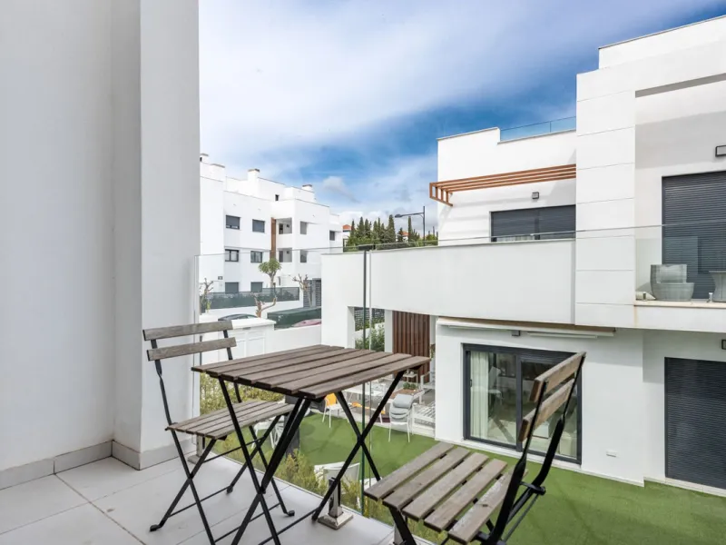 Welcome to this exclusive and newly built townhouse located in the sought-after Bel-Air, Estepona – a gem on the famous New Golden Mile. Here you will find the perfect combination of modern design, luxurious materials and unbeatable outdoor spaces.