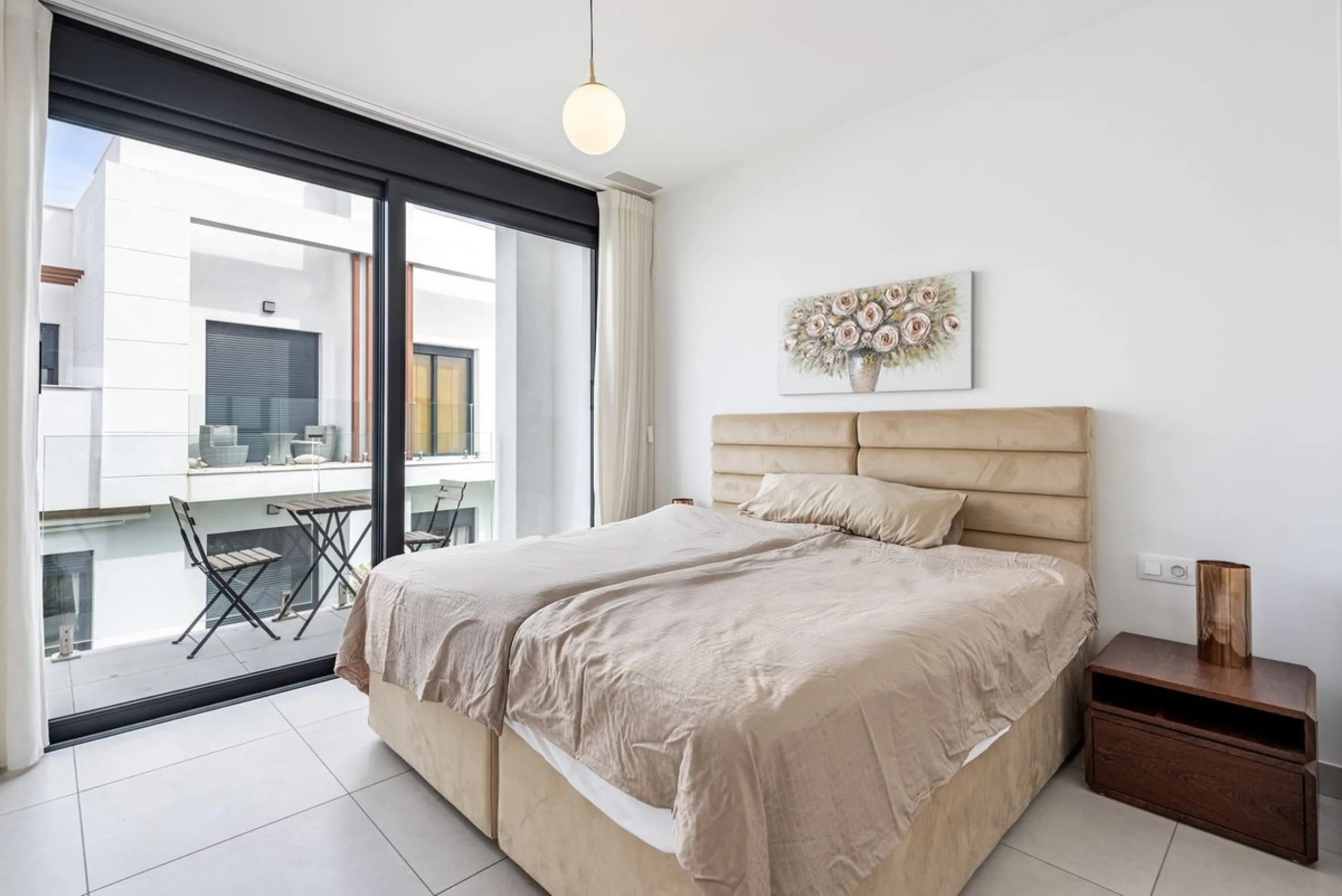 Welcome to this exclusive and newly built townhouse located in the sought-after Bel-Air, Estepona – a gem on the famous New Golden Mile. Here you will find the perfect combination of modern design, luxurious materials and unbeatable outdoor spaces.