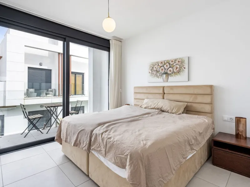 Welcome to this exclusive and newly built townhouse located in the sought-after Bel-Air, Estepona – a gem on the famous New Golden Mile. Here you will find the perfect combination of modern design, luxurious materials and unbeatable outdoor spaces.
