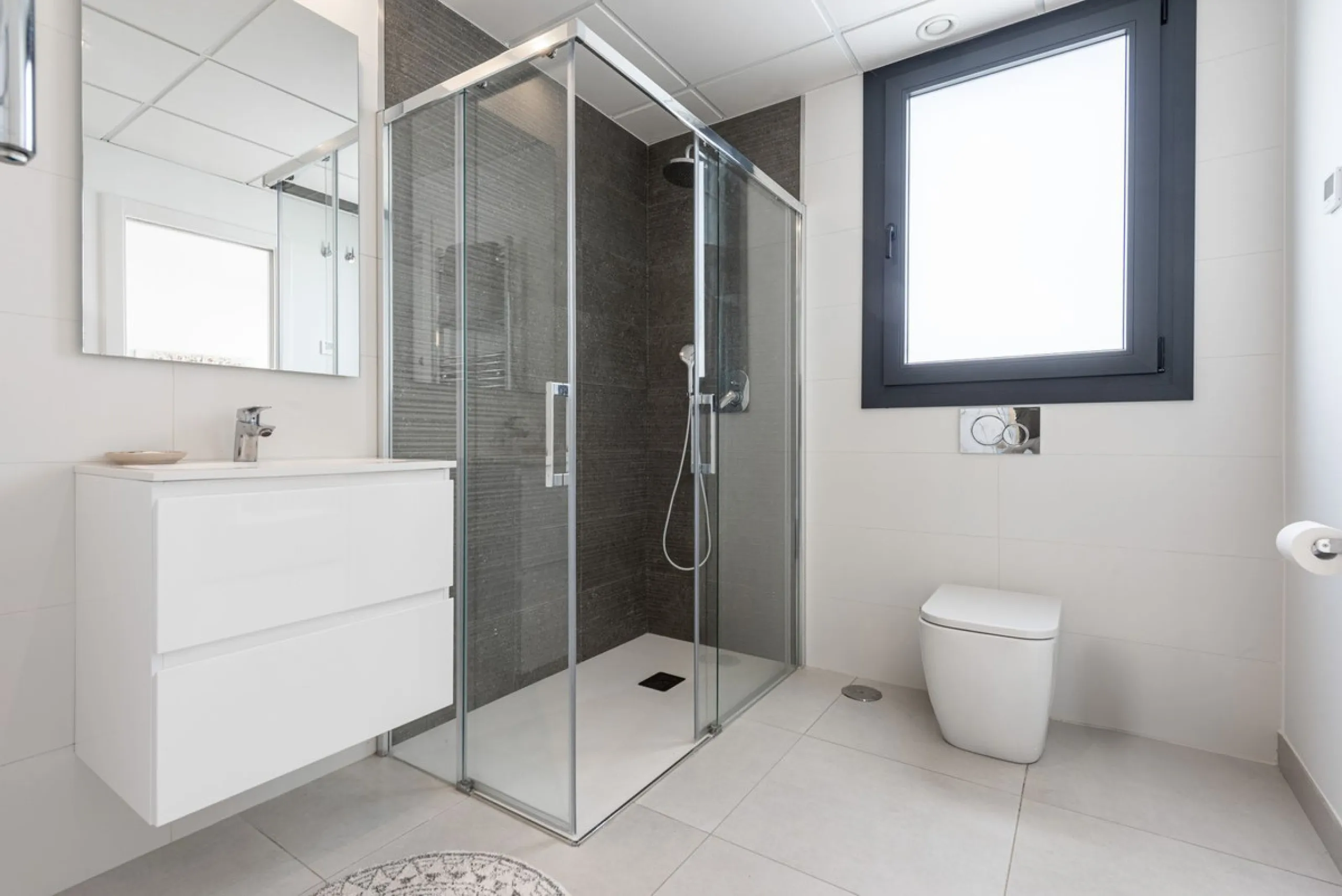 Welcome to this exclusive and newly built townhouse located in the sought-after Bel-Air, Estepona – a gem on the famous New Golden Mile. Here you will find the perfect combination of modern design, luxurious materials and unbeatable outdoor spaces.
