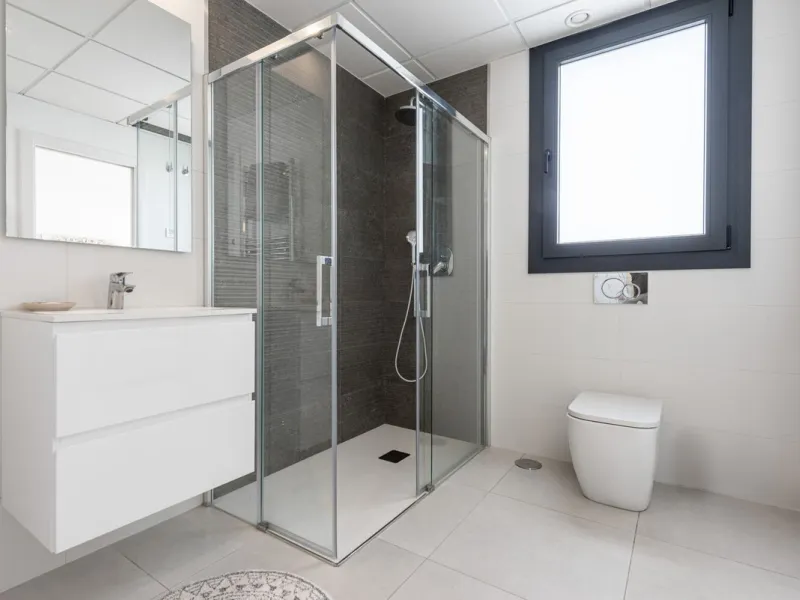 Welcome to this exclusive and newly built townhouse located in the sought-after Bel-Air, Estepona – a gem on the famous New Golden Mile. Here you will find the perfect combination of modern design, luxurious materials and unbeatable outdoor spaces.