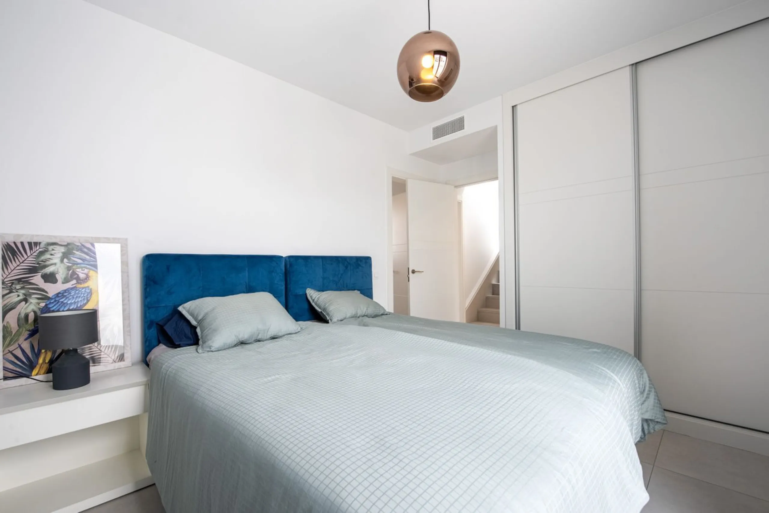Welcome to this exclusive and newly built townhouse located in the sought-after Bel-Air, Estepona – a gem on the famous New Golden Mile. Here you will find the perfect combination of modern design, luxurious materials and unbeatable outdoor spaces.