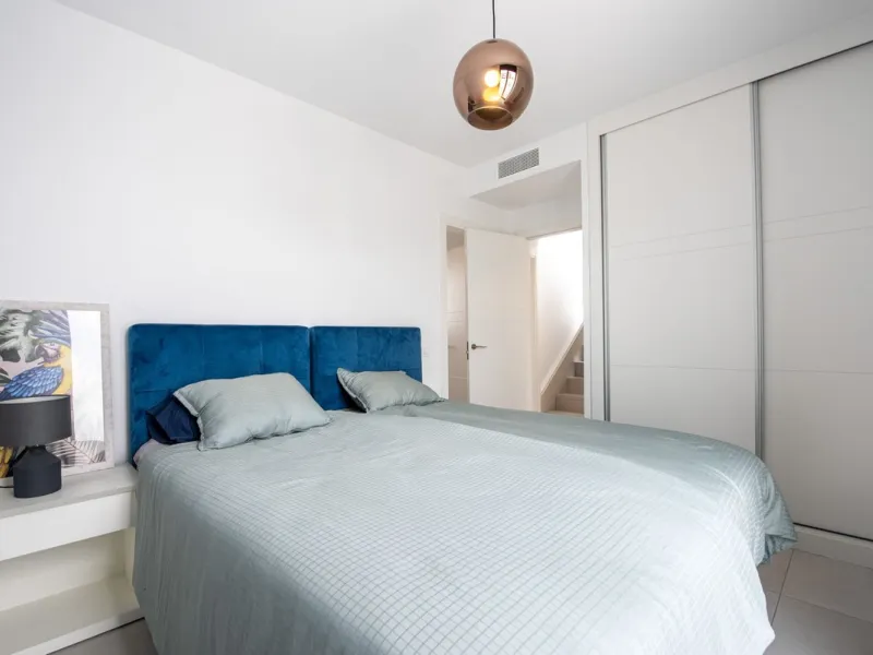 Welcome to this exclusive and newly built townhouse located in the sought-after Bel-Air, Estepona – a gem on the famous New Golden Mile. Here you will find the perfect combination of modern design, luxurious materials and unbeatable outdoor spaces.