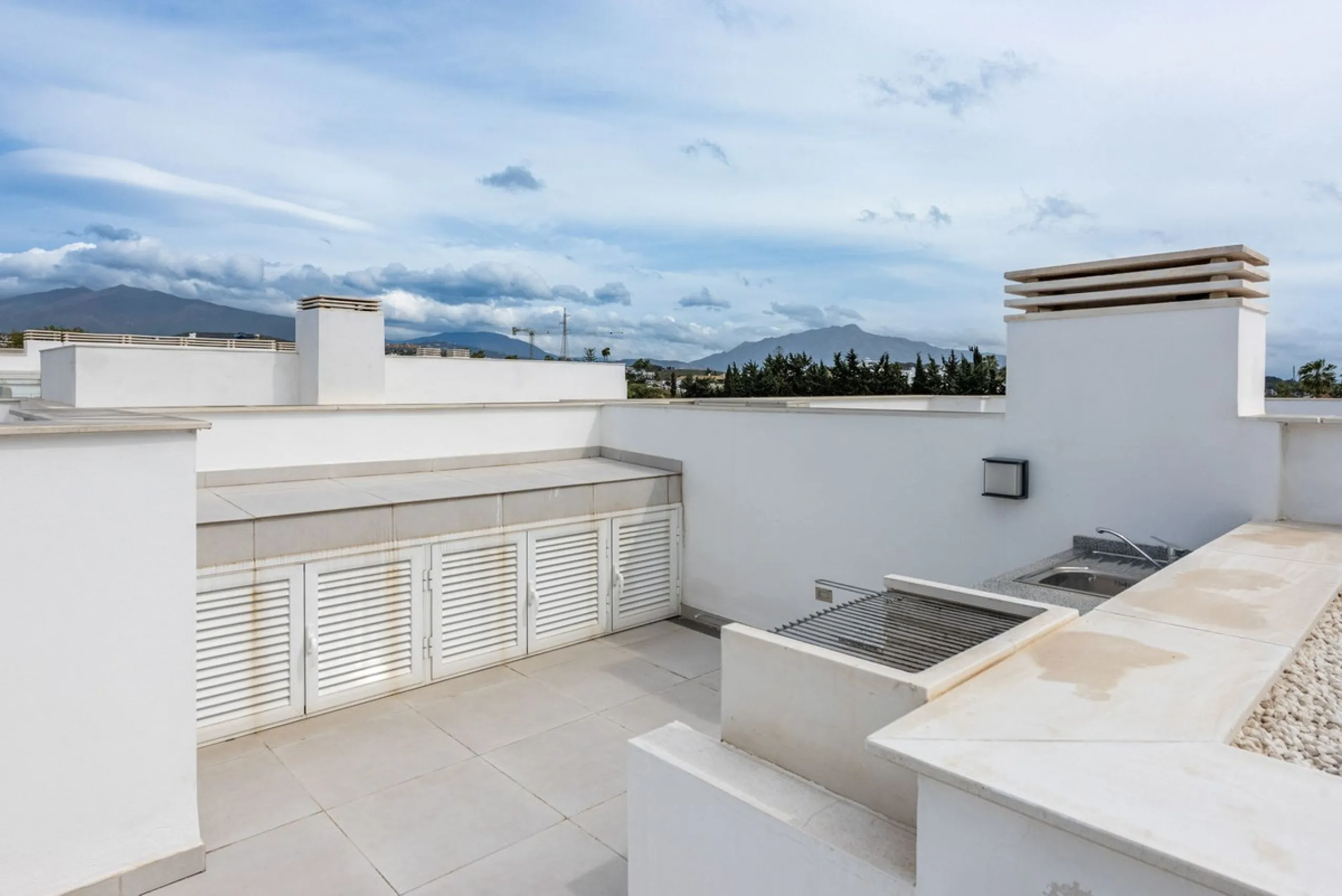 Welcome to this exclusive and newly built townhouse located in the sought-after Bel-Air, Estepona – a gem on the famous New Golden Mile. Here you will find the perfect combination of modern design, luxurious materials and unbeatable outdoor spaces.