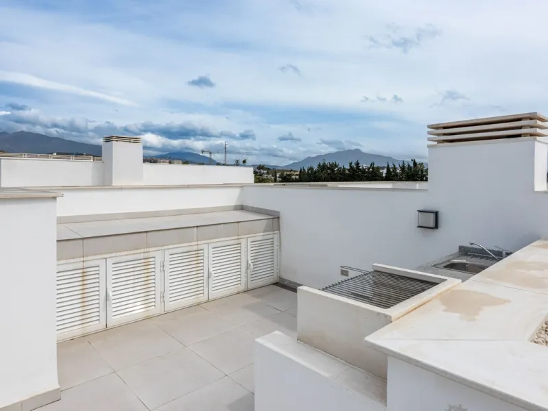 Welcome to this exclusive and newly built townhouse located in the sought-after Bel-Air, Estepona – a gem on the famous New Golden Mile. Here you will find the perfect combination of modern design, luxurious materials and unbeatable outdoor spaces.