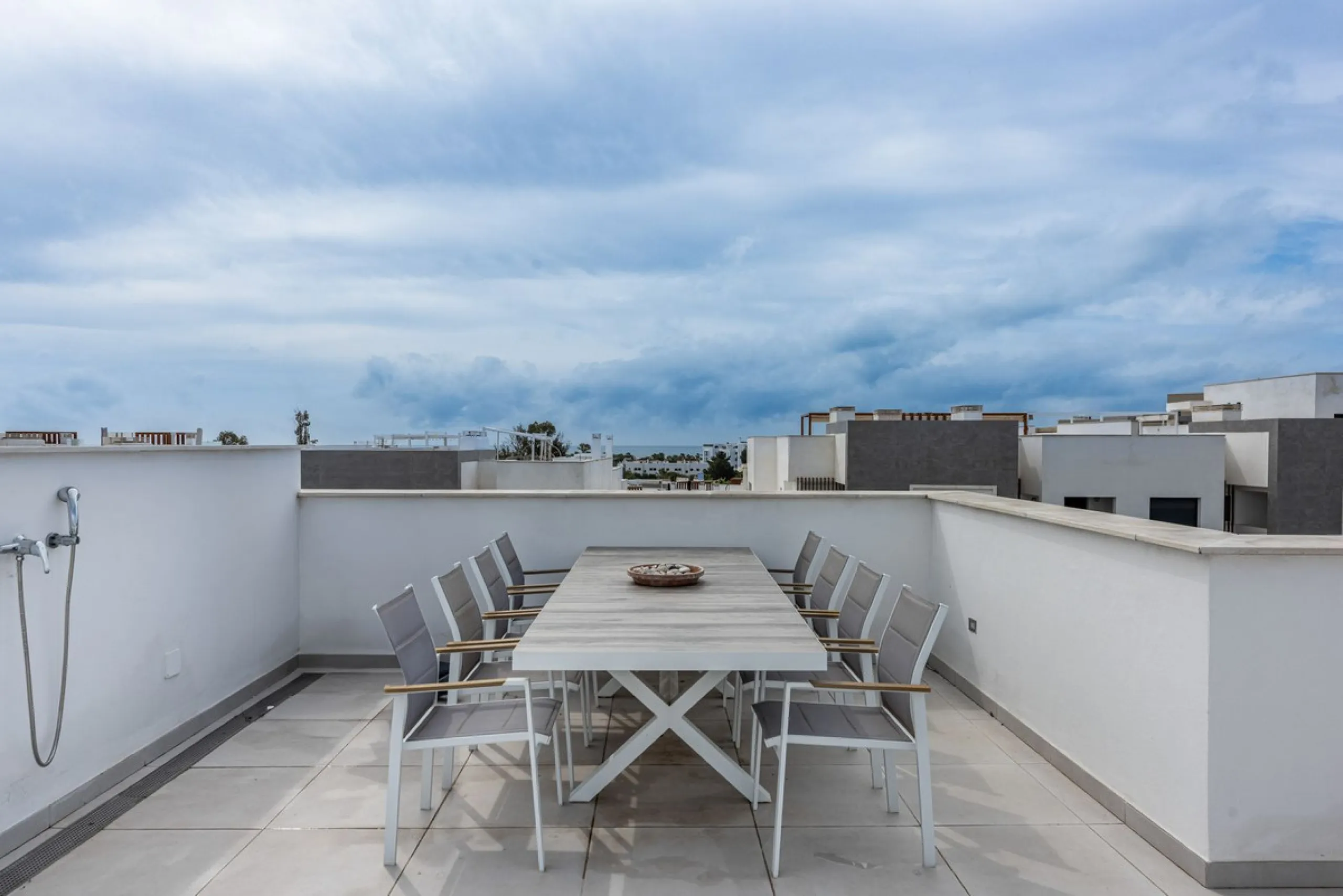 Welcome to this exclusive and newly built townhouse located in the sought-after Bel-Air, Estepona – a gem on the famous New Golden Mile. Here you will find the perfect combination of modern design, luxurious materials and unbeatable outdoor spaces.