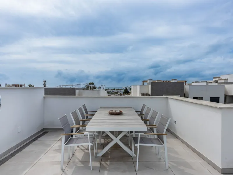 Welcome to this exclusive and newly built townhouse located in the sought-after Bel-Air, Estepona – a gem on the famous New Golden Mile. Here you will find the perfect combination of modern design, luxurious materials and unbeatable outdoor spaces.