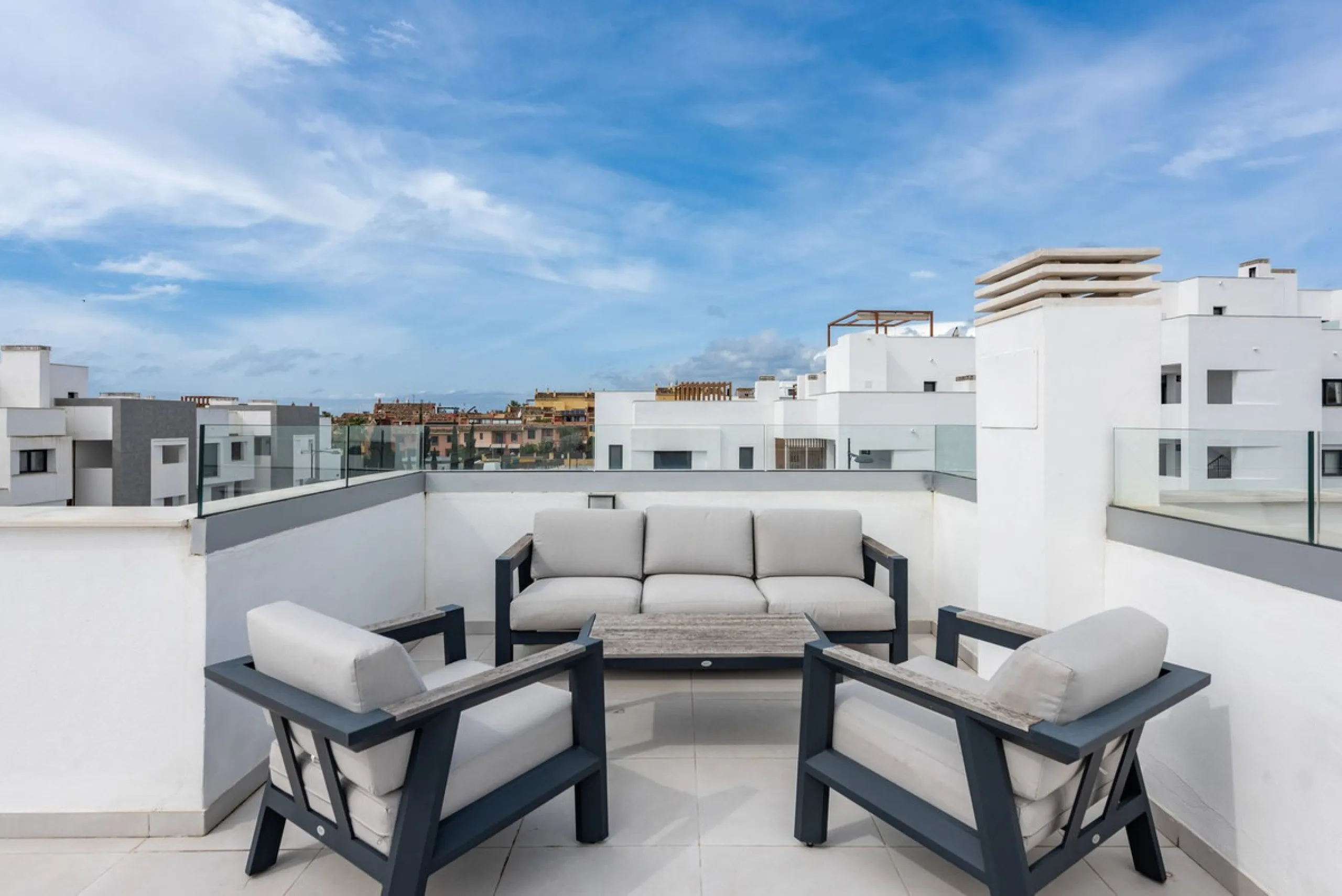 Welcome to this exclusive and newly built townhouse located in the sought-after Bel-Air, Estepona – a gem on the famous New Golden Mile. Here you will find the perfect combination of modern design, luxurious materials and unbeatable outdoor spaces.