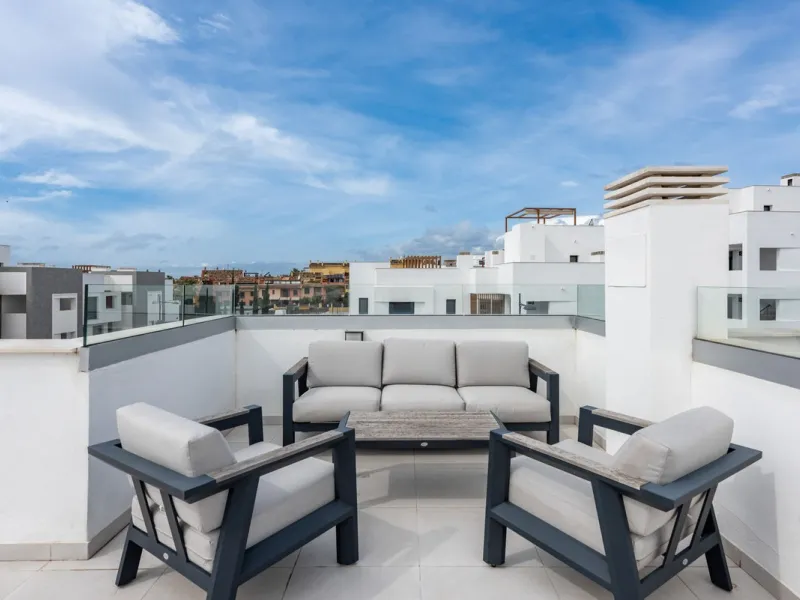 Welcome to this exclusive and newly built townhouse located in the sought-after Bel-Air, Estepona – a gem on the famous New Golden Mile. Here you will find the perfect combination of modern design, luxurious materials and unbeatable outdoor spaces.