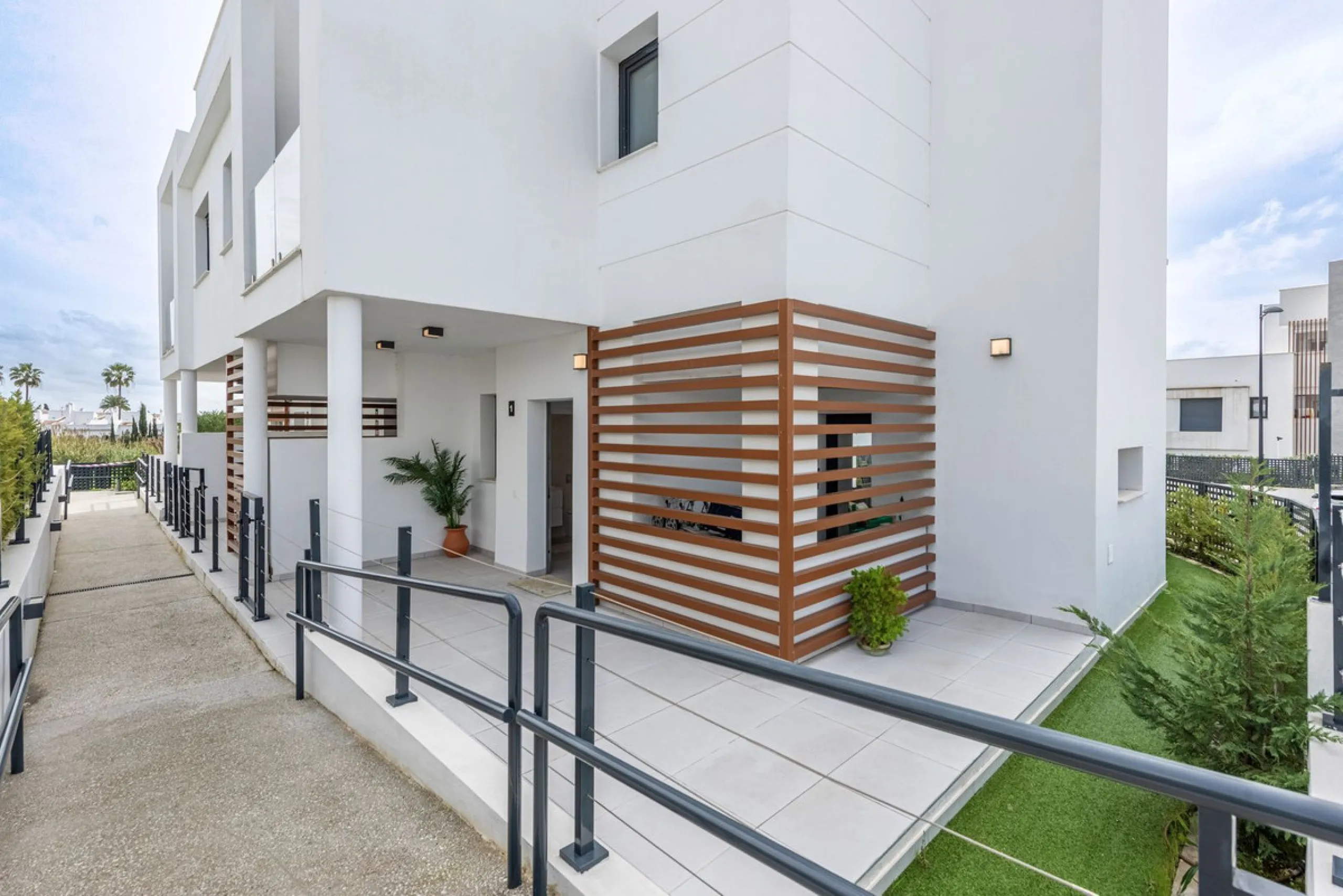 Welcome to this exclusive and newly built townhouse located in the sought-after Bel-Air, Estepona – a gem on the famous New Golden Mile. Here you will find the perfect combination of modern design, luxurious materials and unbeatable outdoor spaces.