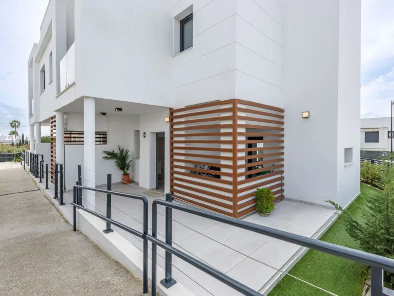 Welcome to this exclusive and newly built townhouse located in the sought-after Bel-Air, Estepona – a gem on the famous New Golden Mile. Here you will find the perfect combination of modern design, luxurious materials and unbeatable outdoor spaces.