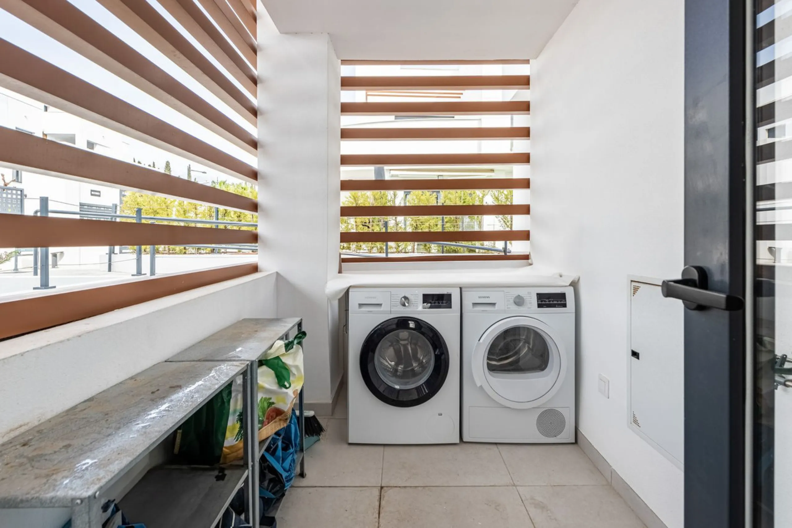 Welcome to this exclusive and newly built townhouse located in the sought-after Bel-Air, Estepona – a gem on the famous New Golden Mile. Here you will find the perfect combination of modern design, luxurious materials and unbeatable outdoor spaces.