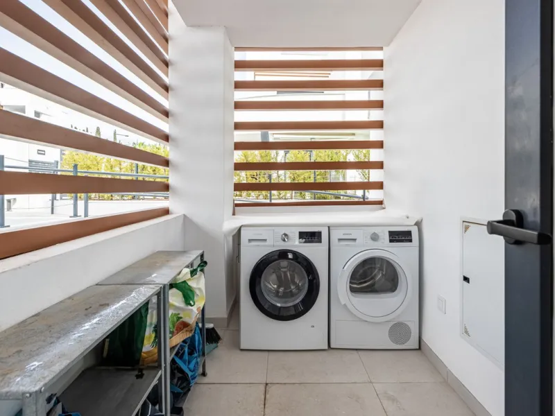 Welcome to this exclusive and newly built townhouse located in the sought-after Bel-Air, Estepona – a gem on the famous New Golden Mile. Here you will find the perfect combination of modern design, luxurious materials and unbeatable outdoor spaces.