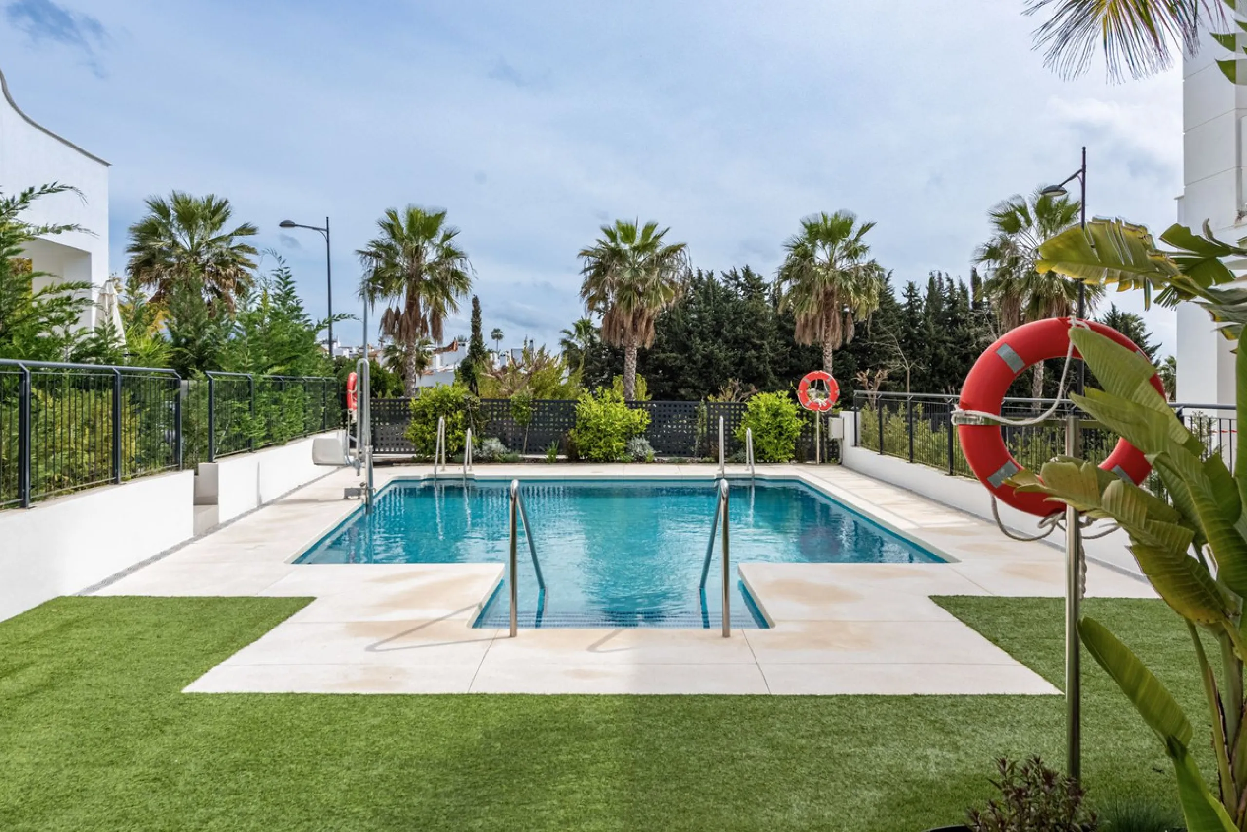 Welcome to this exclusive and newly built townhouse located in the sought-after Bel-Air, Estepona – a gem on the famous New Golden Mile. Here you will find the perfect combination of modern design, luxurious materials and unbeatable outdoor spaces.