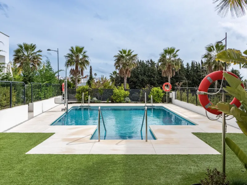 Welcome to this exclusive and newly built townhouse located in the sought-after Bel-Air, Estepona – a gem on the famous New Golden Mile. Here you will find the perfect combination of modern design, luxurious materials and unbeatable outdoor spaces.