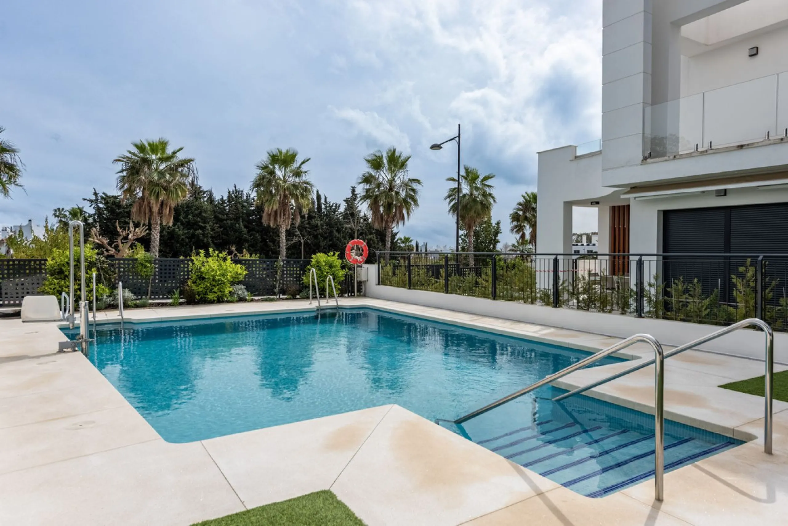 Welcome to this exclusive and newly built townhouse located in the sought-after Bel-Air, Estepona – a gem on the famous New Golden Mile. Here you will find the perfect combination of modern design, luxurious materials and unbeatable outdoor spaces.