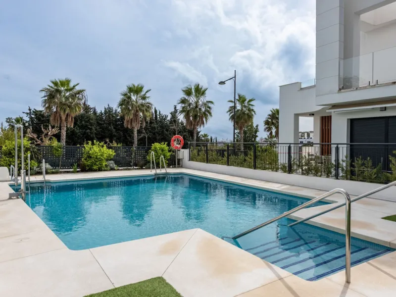 Welcome to this exclusive and newly built townhouse located in the sought-after Bel-Air, Estepona – a gem on the famous New Golden Mile. Here you will find the perfect combination of modern design, luxurious materials and unbeatable outdoor spaces.