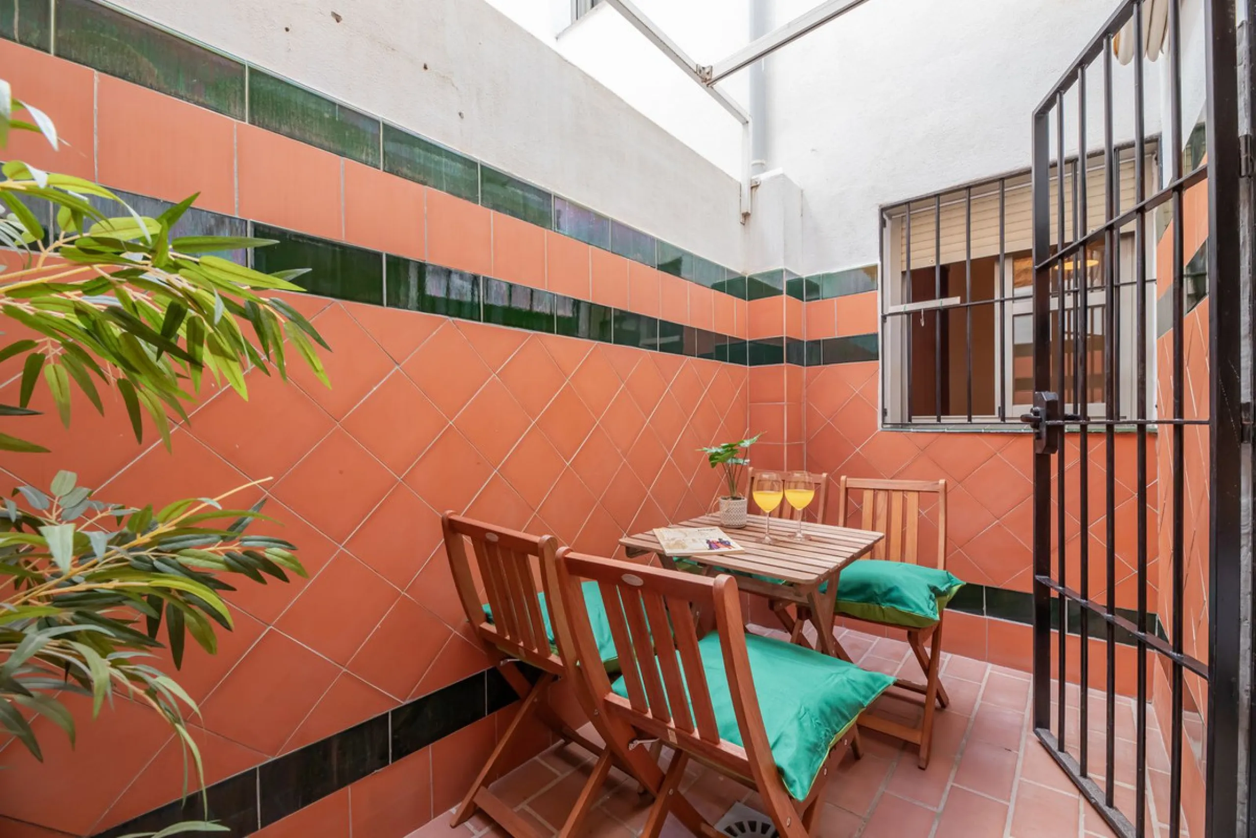 4-Bedroom Apartment for Sale in Málaga Center – Great Investment Opportunity