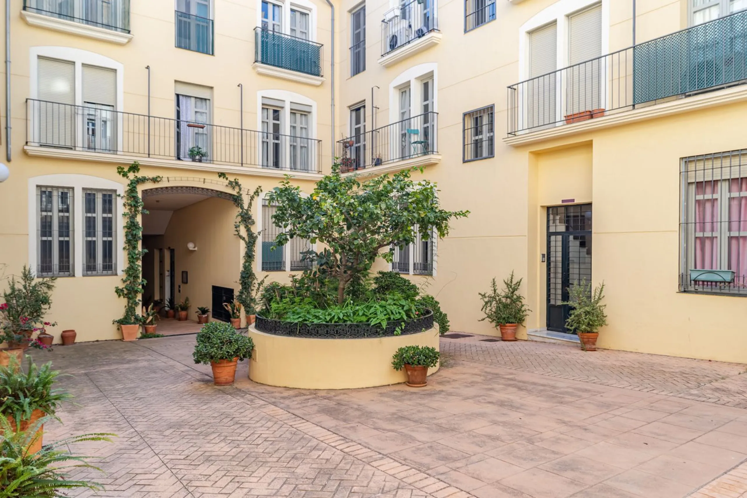 4-Bedroom Apartment for Sale in Málaga Center – Great Investment Opportunity