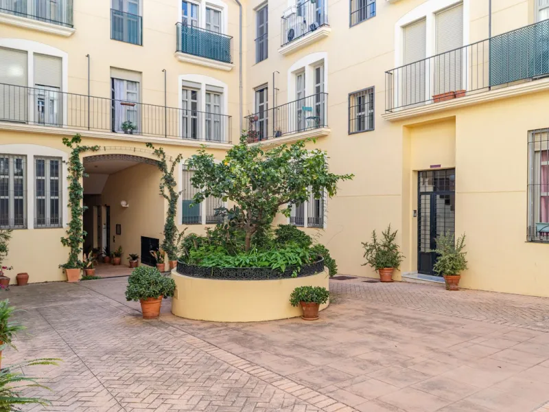 4-Bedroom Apartment for Sale in Málaga Center – Great Investment Opportunity