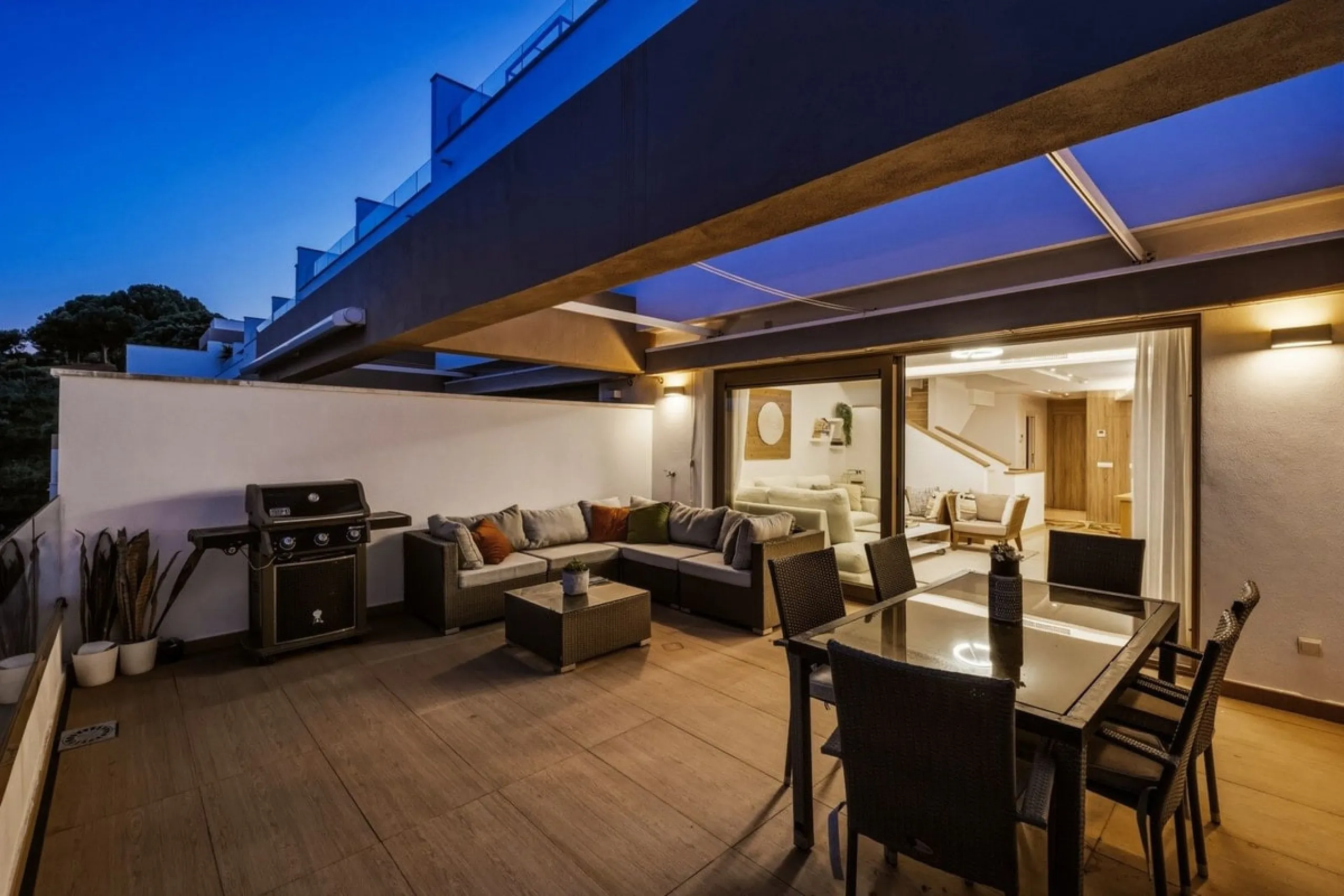 Dieses stilvolle Reihenhaus vereint Wohnraum, Natürlichkeit und modernes Design zu einem komfortablen Zuhause – ideal für den dauerhaften Wohnsitz oder als Ferienwohnung. Marmorböden und ein warmes, zeitgenössisches Ambiente zeichnen es aus