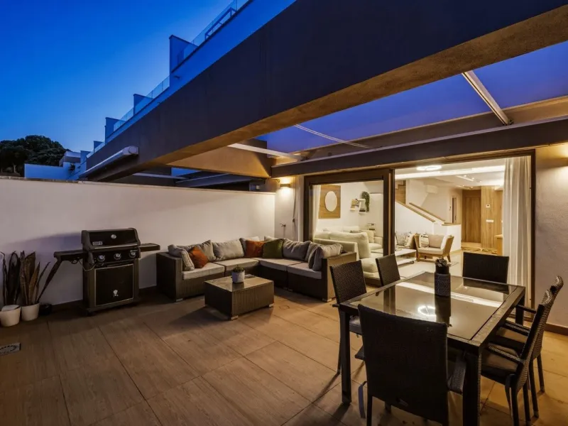Dieses stilvolle Reihenhaus vereint Wohnraum, Natürlichkeit und modernes Design zu einem komfortablen Zuhause – ideal für den dauerhaften Wohnsitz oder als Ferienwohnung. Marmorböden und ein warmes, zeitgenössisches Ambiente zeichnen es aus
