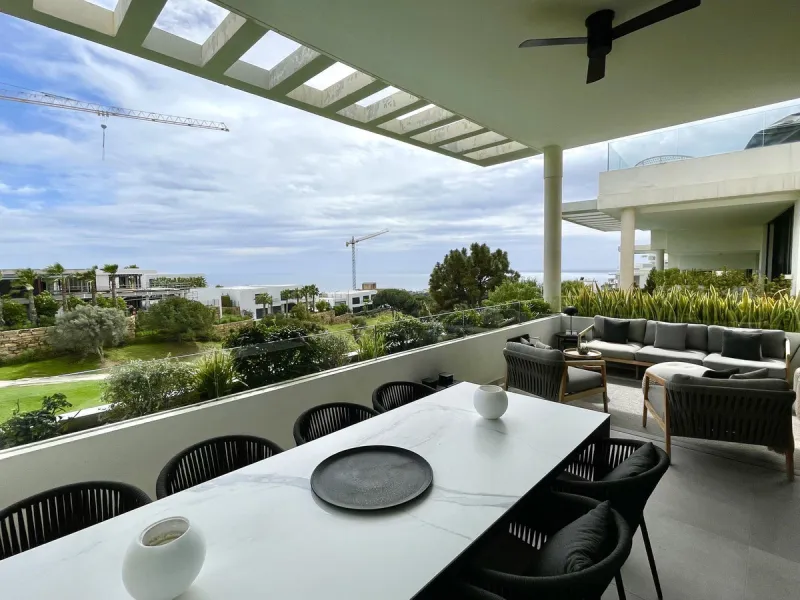 The Cape is an innovative residential project in Cabopino. This seaside wonder is located in the municipality of Marbella (Malaga), one of the most beautiful spots on Costa del Sol. The house is situated in a frontline golf, has 3 bedrooms all with en-sui