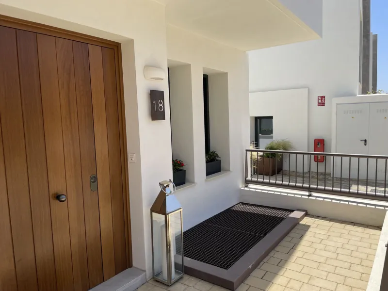 The Cape is an innovative residential project in Cabopino. This seaside wonder is located in the municipality of Marbella (Malaga), one of the most beautiful spots on Costa del Sol. The house is situated in a frontline golf, has 3 bedrooms all with en-sui